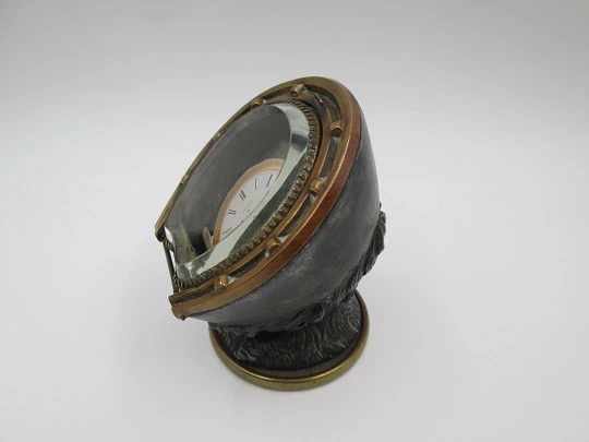Relojera sobremesa. Bronce, peltre y cristal. 1900. Casco con herradura