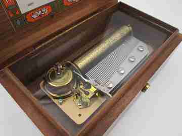Reuge Sainte Croix 4 song swiss wind-up mechanism music box. Wood and bronze