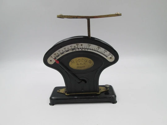 Rictus art deco letter scale / table scale. Brass and black lacquer metal. Jakob Maul. 1920's