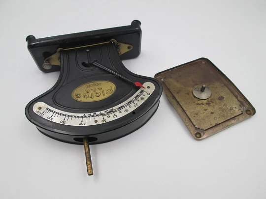 Rictus art deco letter scale / table scale. Brass and black lacquer metal. Jakob Maul. 1920's