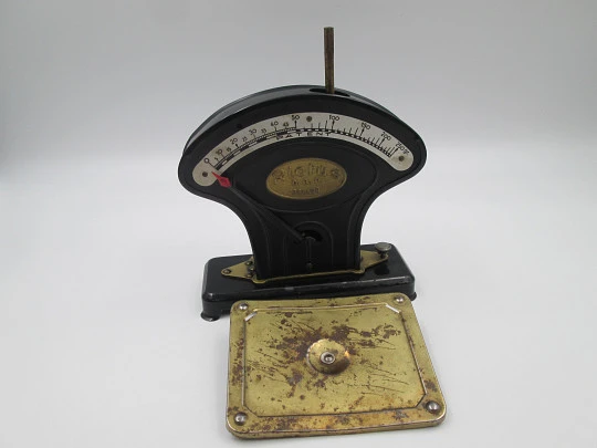 Rictus art deco letter scale / table scale. Brass and black lacquer metal. Jakob Maul. 1920's