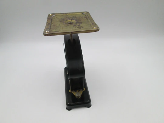 Rictus art deco letter scale / table scale. Brass and black lacquer metal. Jakob Maul. 1920's