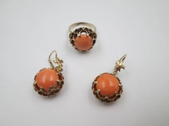 Ring and earrings set. 14 karat yellow gold and Angel skin coral. 1950's