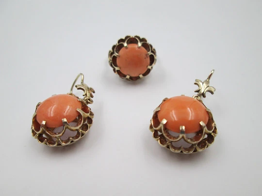 Ring and earrings set. 14 karat yellow gold and Angel skin coral. 1950's