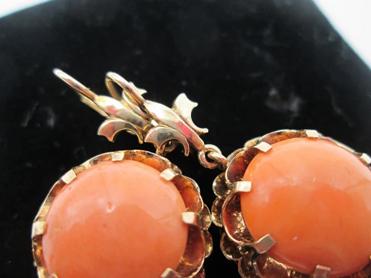 Ring and earrings set. 14 karat yellow gold and Angel skin coral. 1950's