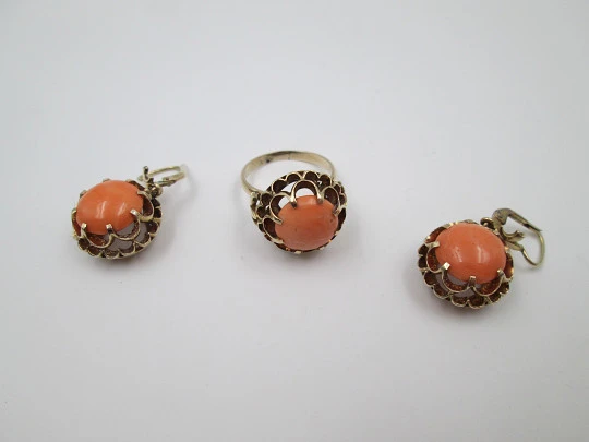 Ring and earrings set. 14 karat yellow gold and Angel skin coral. 1950's