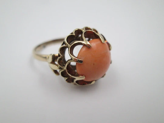 Ring and earrings set. 14 karat yellow gold and Angel skin coral. 1950's