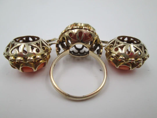 Ring and earrings set. 14 karat yellow gold and Angel skin coral. 1950's