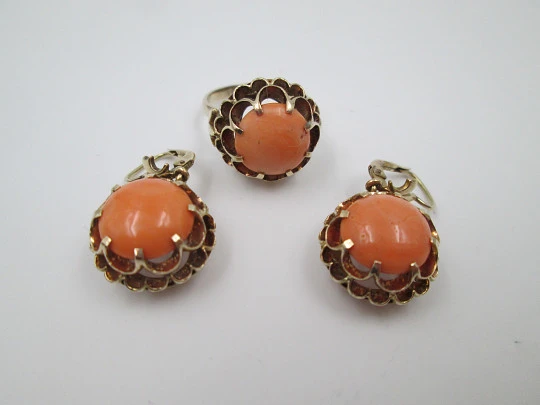 Ring and earrings set. 14 karat yellow gold and Angel skin coral. 1950's