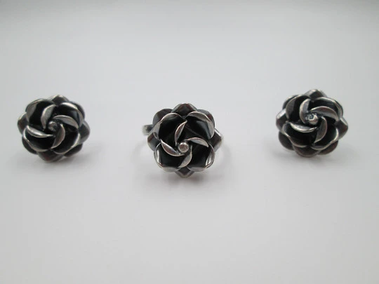 Ring and earrings set. Sterling silver. Roses shape. 1970's. Spain