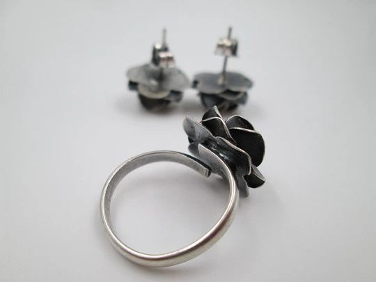 Ring and earrings set. Sterling silver. Roses shape. 1970's. Spain