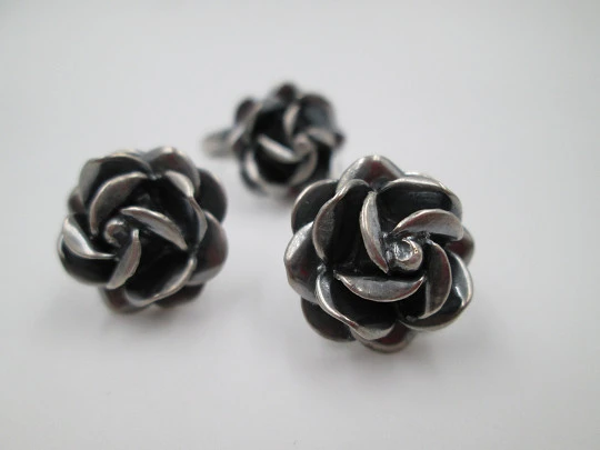 Ring and earrings set. Sterling silver. Roses shape. 1970's. Spain