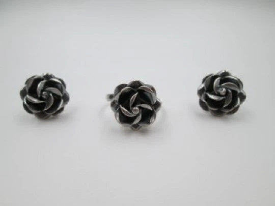 Ring and earrings set. Sterling silver. Roses shape. 1970's. Spain