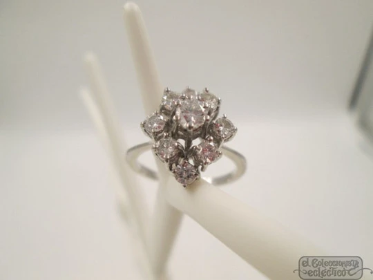 Ring. 18K white gold. 1990. Nine diamonds. Brilliant cut