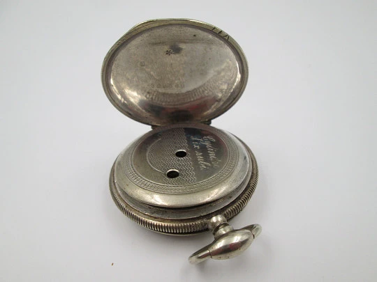 Robin Genève. Metal dorado. Cuerda a llaves. Dial porcelana. Fondo decorado. 1880