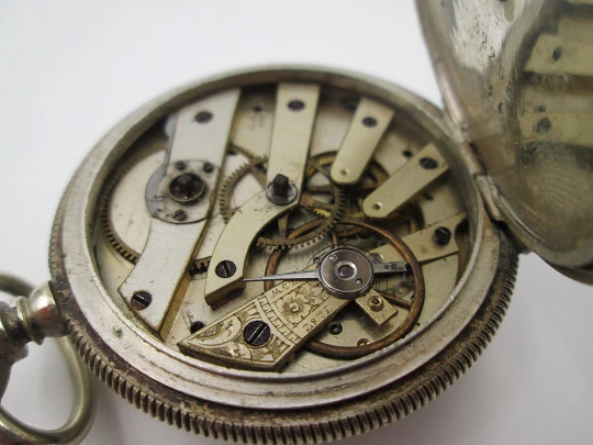 Robin Genève. Metal dorado. Cuerda a llaves. Dial porcelana. Fondo decorado. 1880