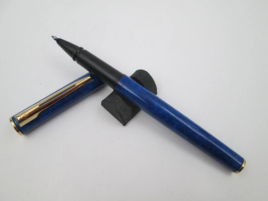 Roller Waterman Apostrophe. Laca azul mármol y detalles chapados en oro. Caja. 1990