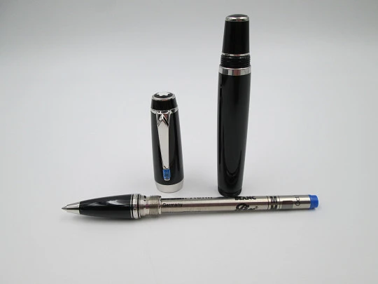 Rollerball Montblanc Bohème. Resina negra y detalles plateados. Estuche