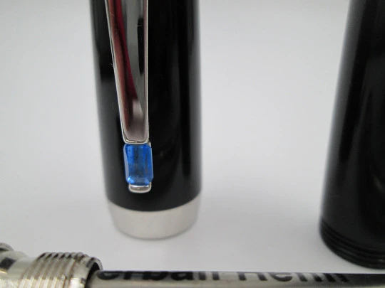 Rollerball Montblanc Bohème. Resina negra y detalles plateados. Estuche
