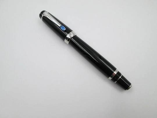 Rollerball Montblanc Bohème. Resina negra y detalles plateados. Estuche