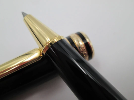 Rollerball Montblanc Meisterstück 144. Resina negra y chapados oro. Estuche