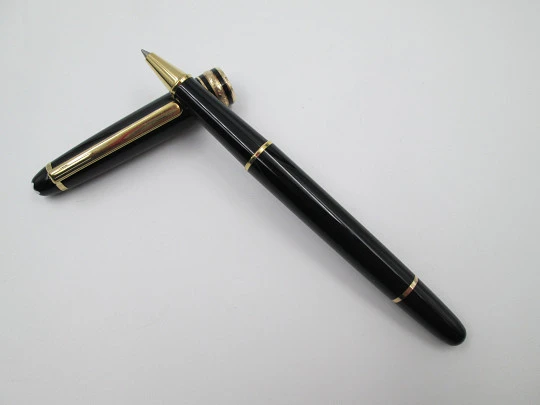 Rollerball Montblanc Meisterstück 144. Resina negra y chapados oro. Estuche