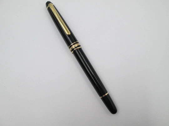 Rollerball Montblanc Meisterstück 144. Resina negra y chapados oro. Estuche