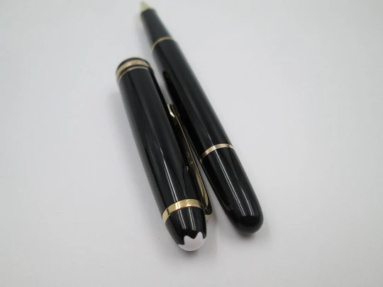 Rollerball Montblanc Meisterstück 144. Resina negra y chapados oro. Estuche