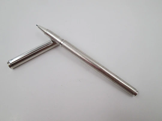 Rollerball pen. 925 sterling silver. Rhomboidal guilloche & vertical stripes. 1980's. Europe