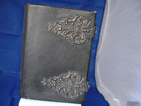 Roman missal. Leather covers. Metal clasps. France. 1867