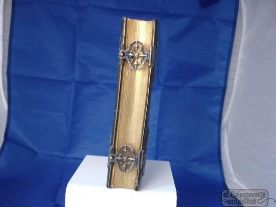 Roman missal. Leather covers. Metal clasps. France. 1867