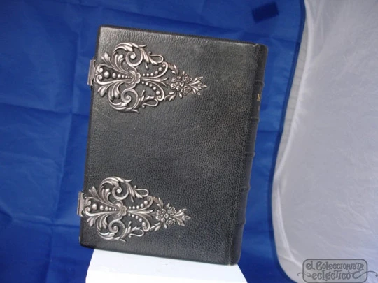 Roman missal. Leather covers. Metal clasps. France. 1867