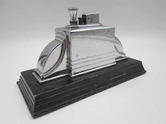 Ronson Touch-Tip art deco petrol table lighter. Chromed metal & black stand. 1930's. USA
