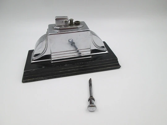 Ronson Touch-Tip art deco petrol table lighter. Chromed metal & black stand. 1930's. USA