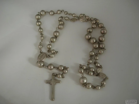 Rosario de cuentas de bolas. Plata de ley. 1940. Medallas Virgen