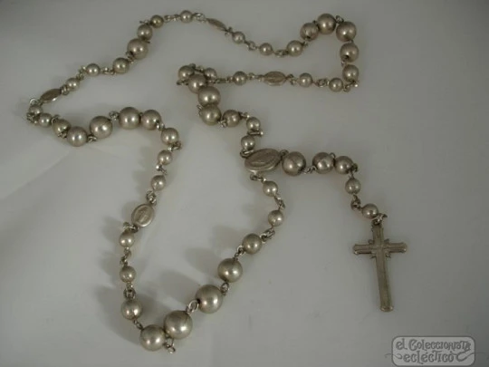 Rosario de cuentas de bolas. Plata de ley. 1940. Medallas Virgen