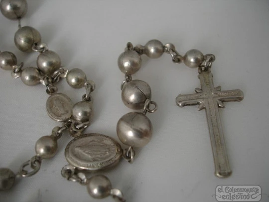 Rosario de cuentas de bolas. Plata de ley. 1940. Medallas Virgen