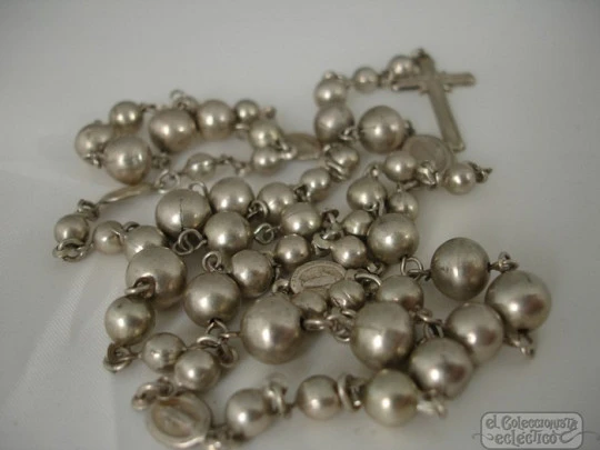 Rosario de cuentas de bolas. Plata de ley. 1940. Medallas Virgen