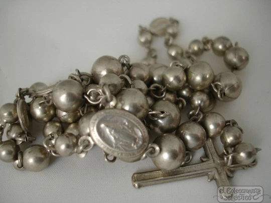 Rosario de cuentas de bolas. Plata de ley. 1940. Medallas Virgen