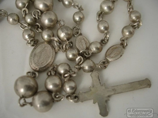 Rosario de cuentas de bolas. Plata de ley. 1940. Medallas Virgen