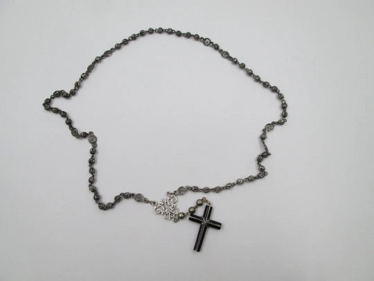 Rosario de filigrana en plata de ley con cruz esmaltada en negro. España. 1940
