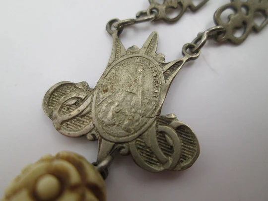 Rosario de hueso tallado. Cruz con visor y medalla Virgen Montserrat. Metal. 1910