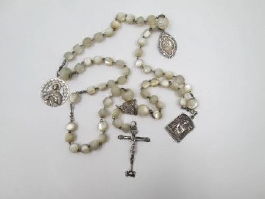 Rosario nácar y plata. Santo Cristo de Burgos y medallas Virgen María. 1910
