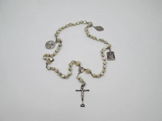 Rosario nácar y plata. Santo Cristo de Burgos y medallas Virgen María. 1910