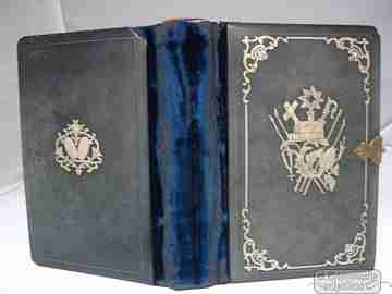 Rosario. Plata y azabache. 1845. Estuche. Medalla y anagrama María