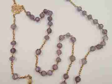 Rosary. 18 karat yellow gold and faceted amethyst-colored glass. 1950's. Spain