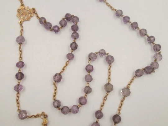 Rosary. 18 karat yellow gold and faceted amethyst-colored glass. 1950's. Spain