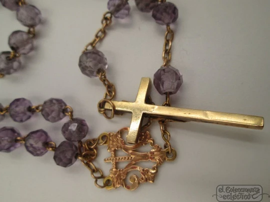 Rosary. 18 karat yellow gold and faceted amethyst-colored glass. 1950's. Spain