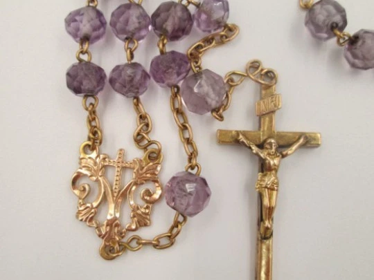 Rosary. 18 karat yellow gold and faceted amethyst-colored glass. 1950's. Spain