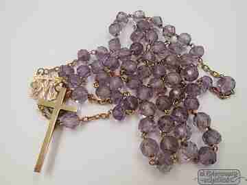 Rosary. 18 karat yellow gold and faceted amethyst-colored glass. 1950's. Spain